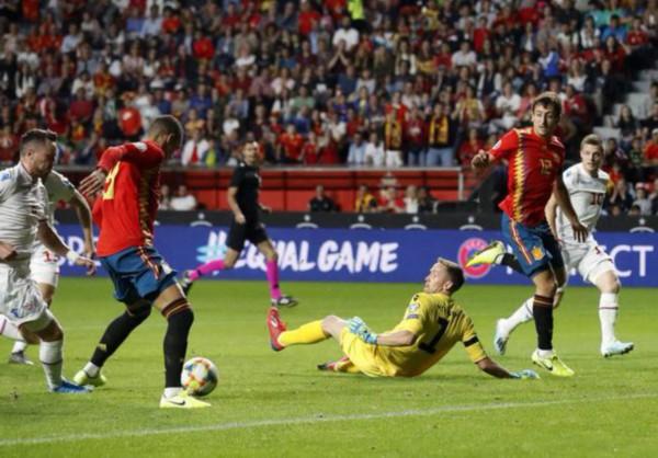 西班牙欧洲杯4比0（西班牙欧洲杯4比0谁赢了）